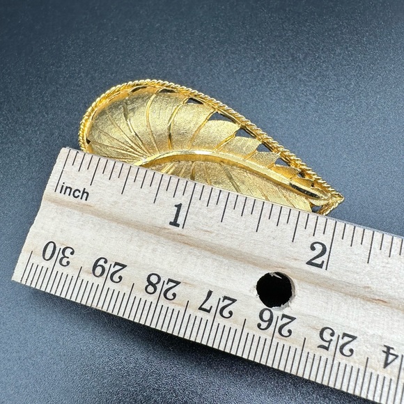 Vintage signed B.S.K leaf gold tone pin brooch - Picture 5 of 6